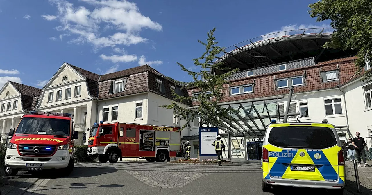 Brandgeruch in Bielefelder Krankenhaus verursacht Großeinsatz der Feuerwehr