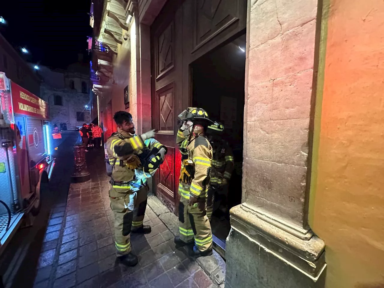 Provoca incendio en 'El Grill' Guanajuato intensa movilización