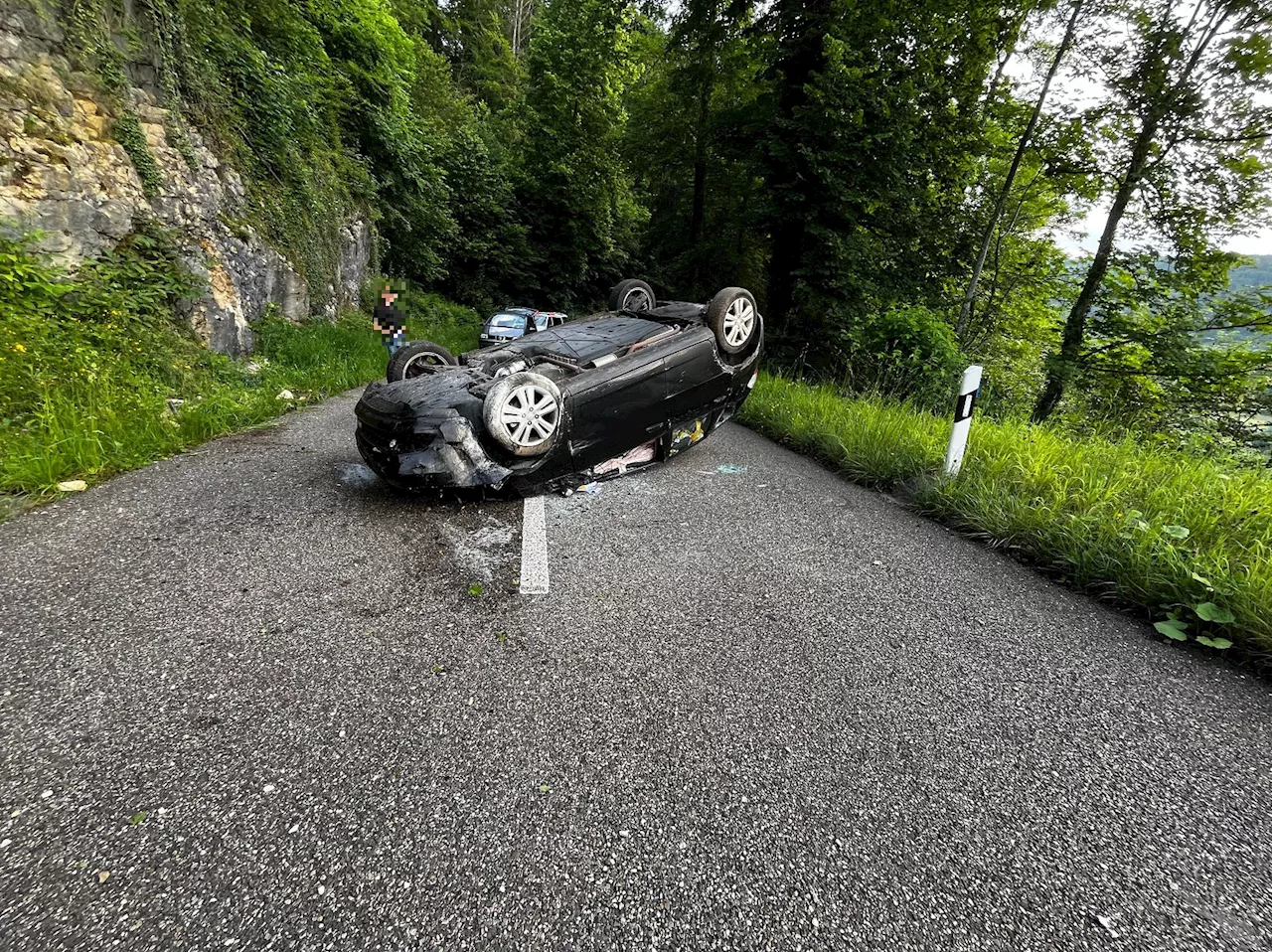 Wittinsburg BL: Autofahrer (55) kollidiert mit Felswand und überschlägt sich