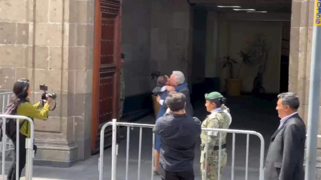 Así recibió AMLO a Sheinbaum en las puertas de Palacio Nacional (Video)