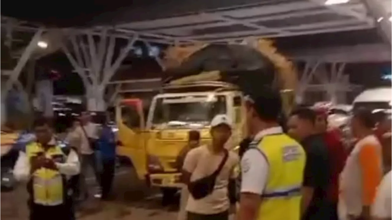 Viral! Bule Terobos Terminal Bandara Ngurah Rai Pakai Truk Bermuatan Gabah