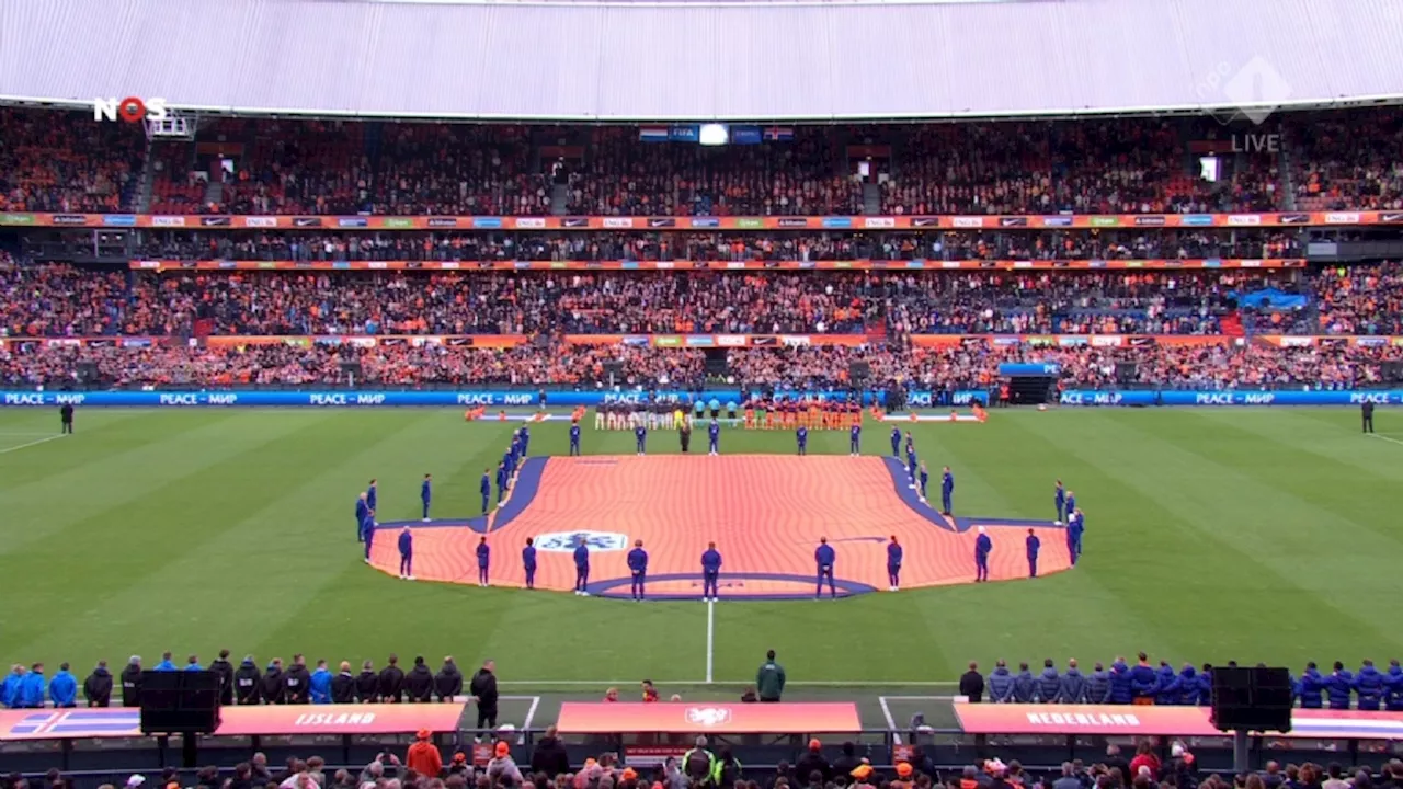 Sterspeler van Nederlands elftal staat trainingsjack af aan jongetje dat het koud heeft