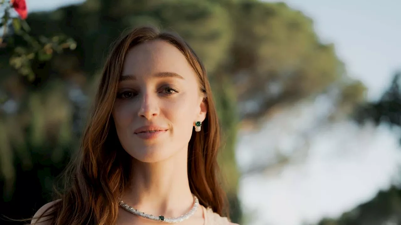 À Saint-Tropez, Phoebe Dynevor fait sensation en Louis Vuitton haute joaillerie