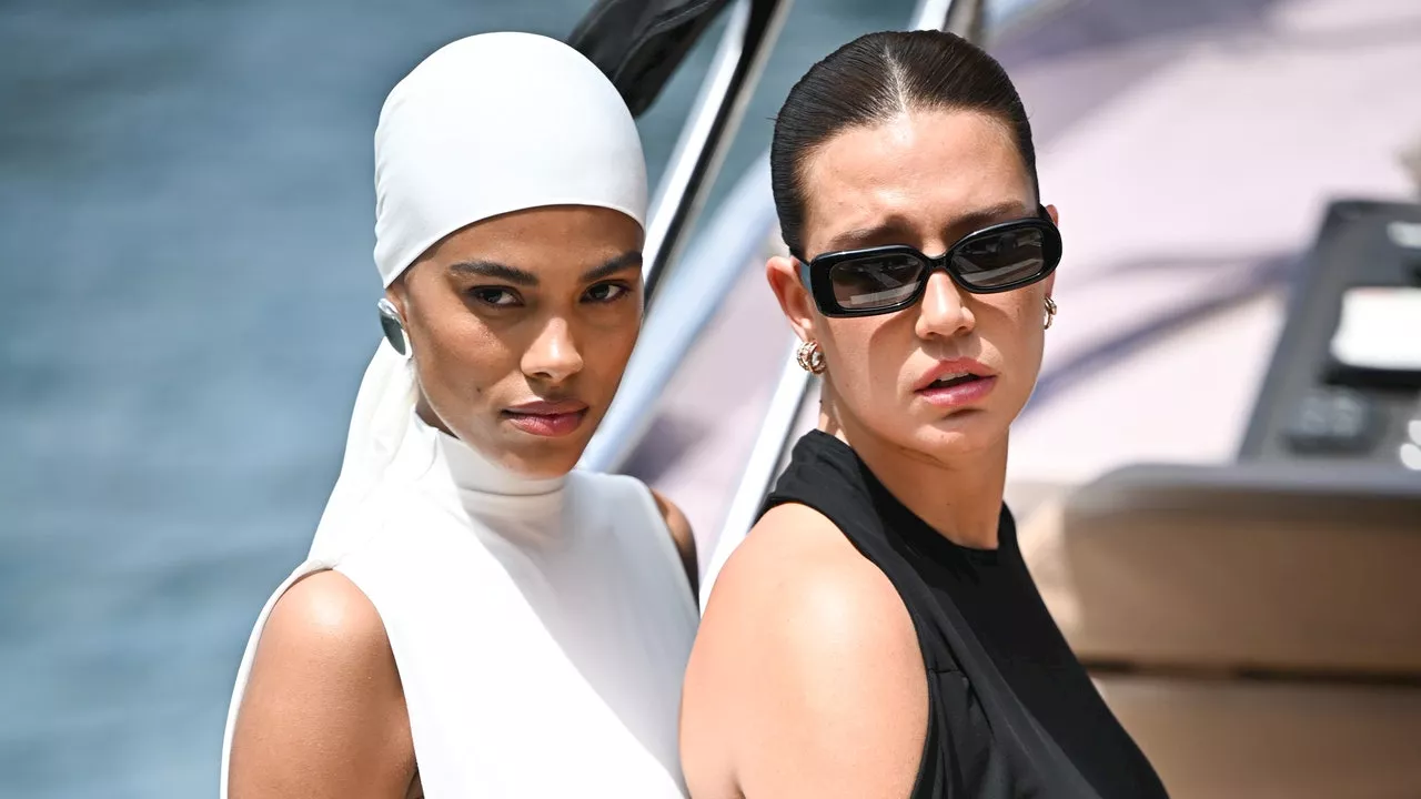 Adèle Exarchopoulos et Tina Kunakey enflamment le défilé Jacquemus à Capri