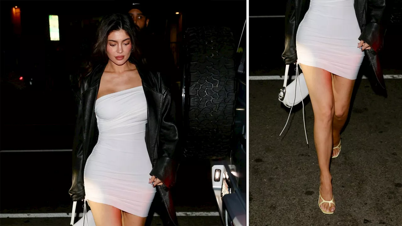 Cómo llevar vestido blanco drapeado de segunda piel con sandalias amarillas como Kylie Jenner en verano 2024