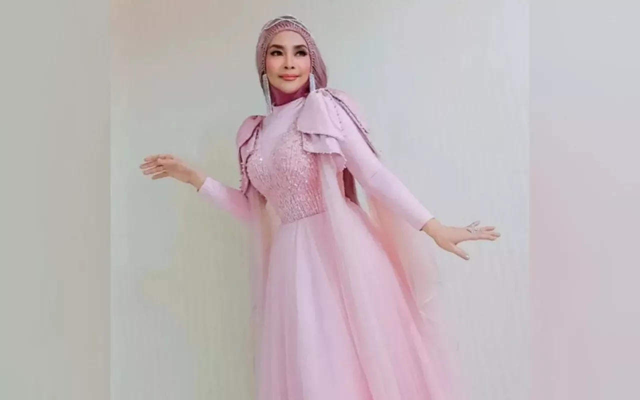 Iyeth Bustami Cantik Berhijab Biasa usai Hiasan Nyentrik Mirip Rambut Digunjing