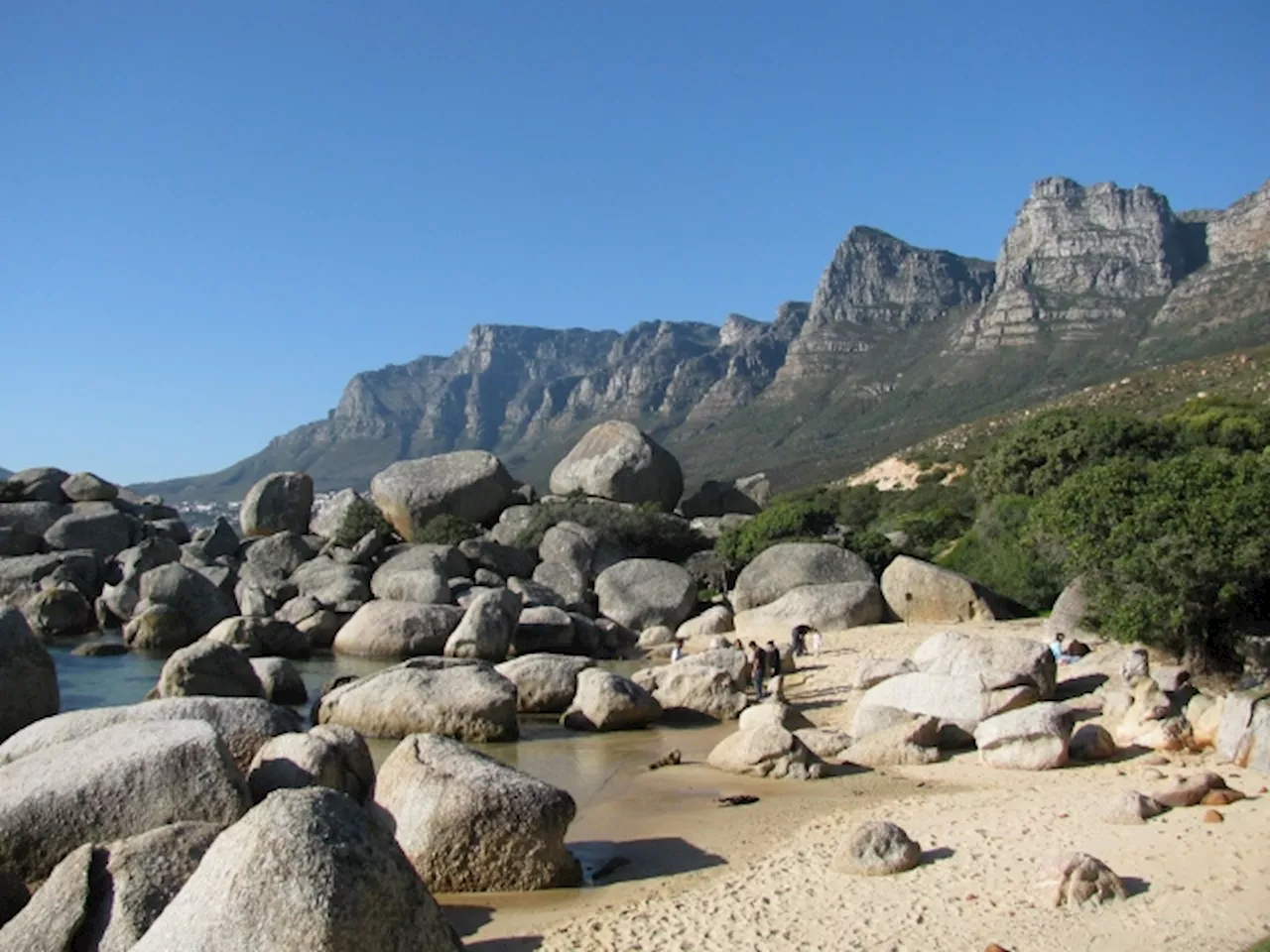 Woman’s Body Found On Rocks Near Oudekraal Beach Between Camps Bay And Llandudno