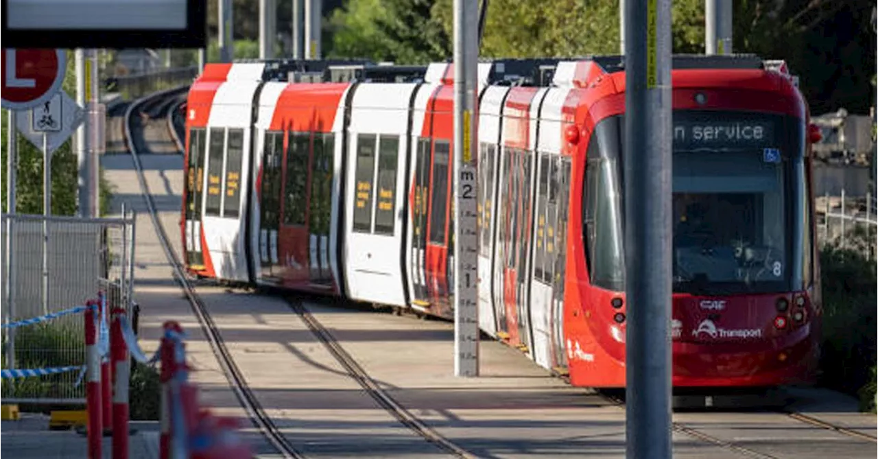 Strike forces closure of Sydney light rail network, commuters urged to find alternative transport