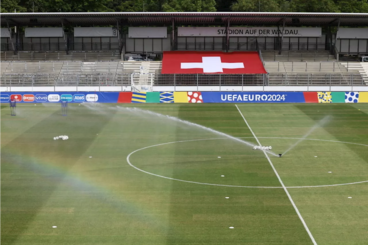 Campo annaffiato prima dell'allenamento della Svizzera