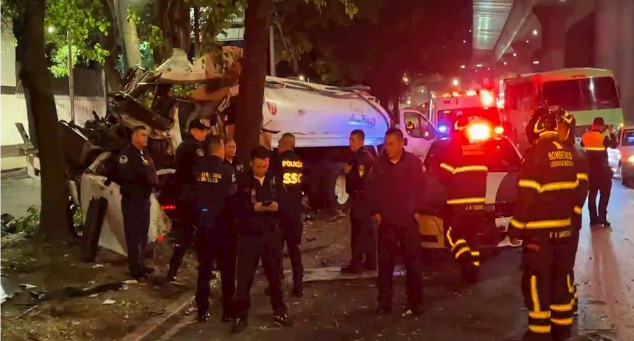 Una pipa de agua potable chocó sobre el Viaducto Tlalpan; hay dos muertos