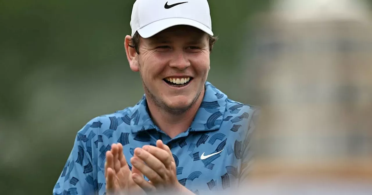 Different Strokes: McIntyre announces his return to golf by handing out Scottish chocolate bars