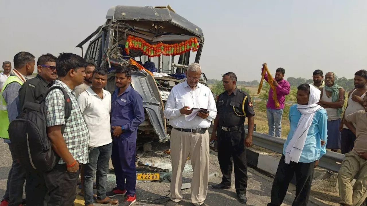 पूर्वांचल एक्सप्रेसवे पर बड़ा हादसा, ट्रक में घुसी श्रद्धालुओं से भरी बस; चार की मौत