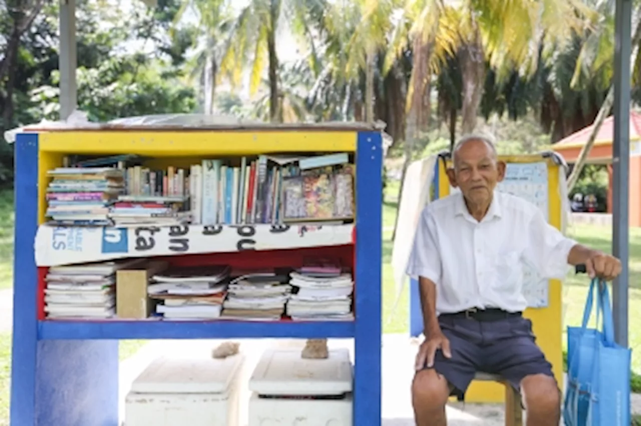 No fee, no fines: Retired headmaster Lee Kim Siew runs five mini-libraries at Puchong park at age 90