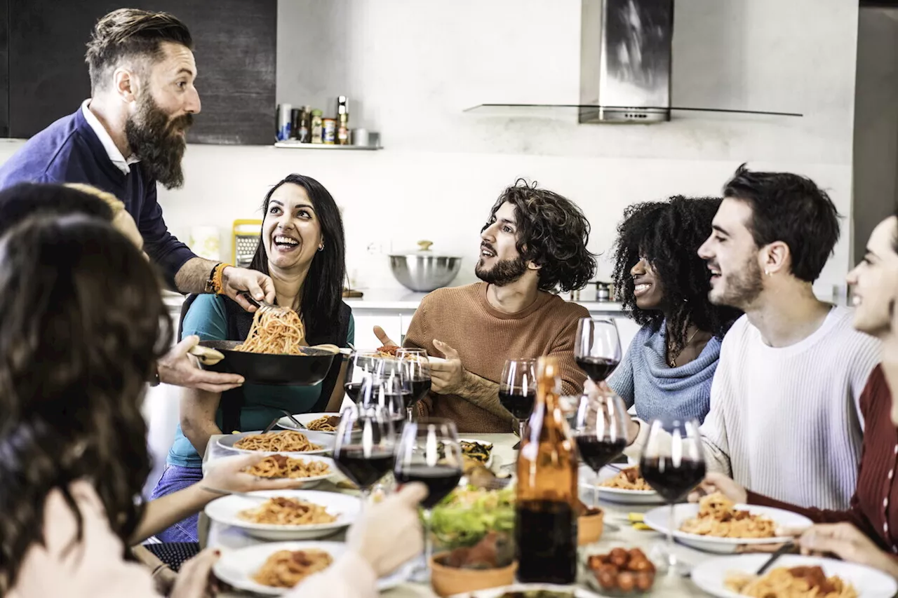 Convivialità mangiare insieme fa vivere più felici e più a lungo