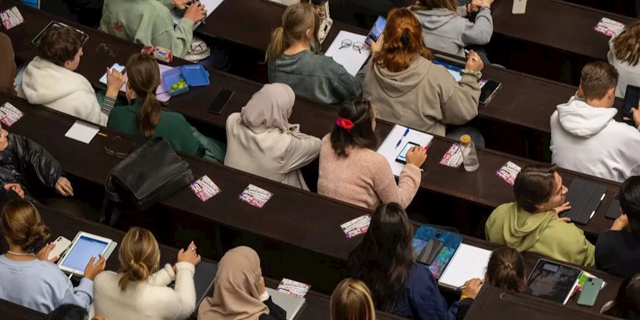 Junge Frauen geniessen eine höhere Ausbildung als junge Männer