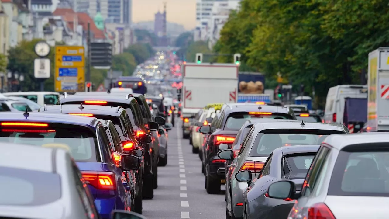 Berlin & Brandenburg: Ukraine-Konferenz: Ausfälle bei Bahn und Bus, Autos im Stau