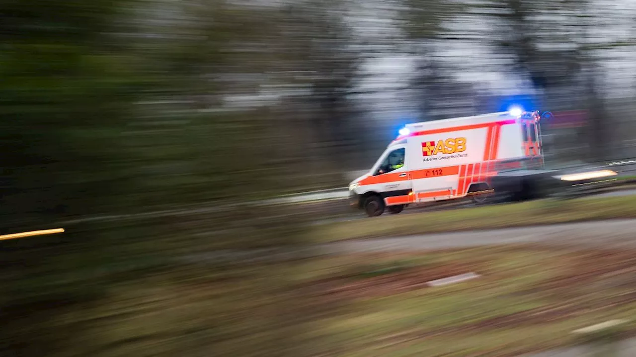 Hamburg & Schleswig-Holstein: Zusammenstoß zweier Autos in Kurve: Vier Schwerverletzte