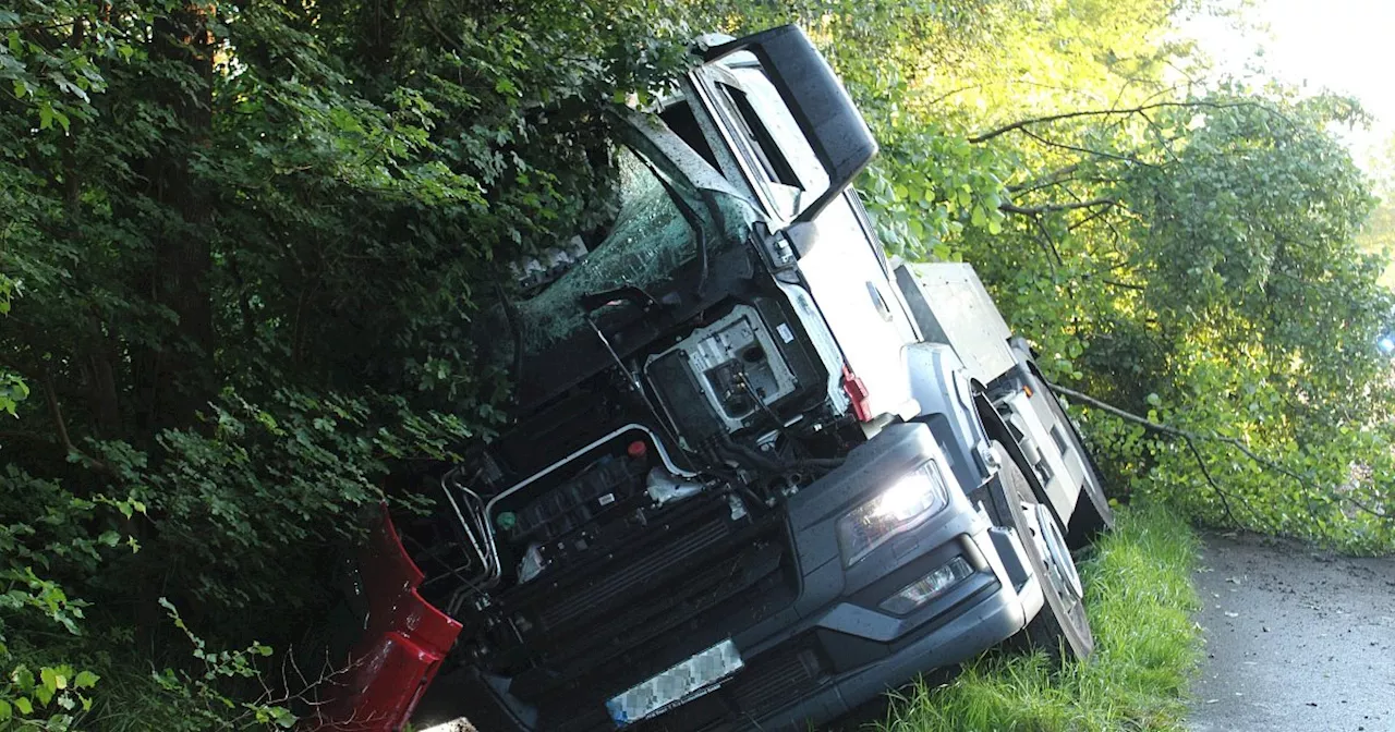 Unfall auf der B239: Milchtransporter in Espelkamp landet im Graben