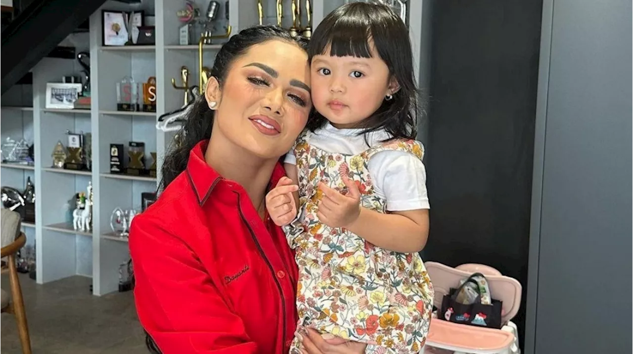 Outfit-nya Gak Pernah Gagal, Gaya Ameena Sekolah Tenteng Tas Branded dari Kris Dayanti Curi Atensi