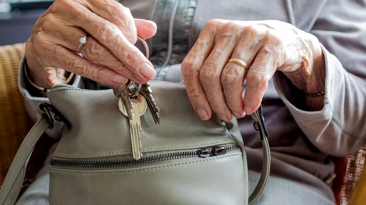 "Suo figlio ha avuto un incidente": a 87 anni mette in fuga il truffatore