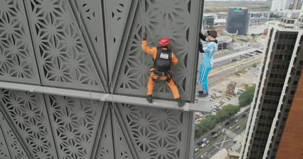 Video viral: Detenido influencer polaco cuando escalaba la Torre de Globant en Buenos Aires