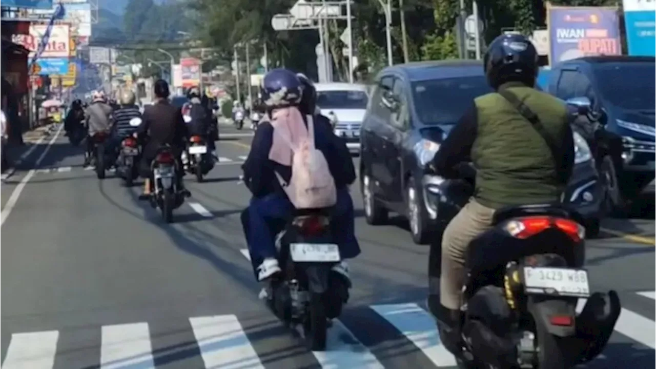 Kaca Mobil Pecah hingga Kena Wajah Usai Spion Mobil Ditendang Pemotor Viral di Puncak Bogor