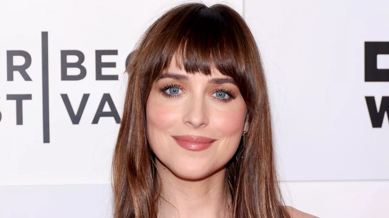 Dakota Johnson: Zu Riemchensandalen trägt sie jetzt ein semi-transparentes Lingerie-Kleid in dieser überraschenden Farbe