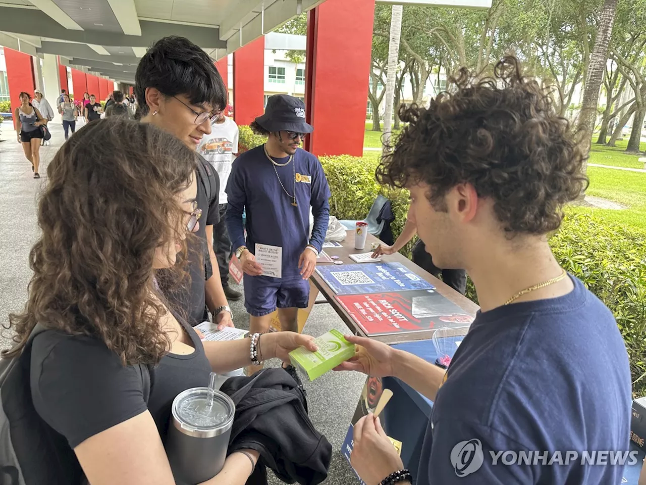 '투표등록하고 공짜집세 잡아라'…美민주, 젊은 표심잡기 안간힘