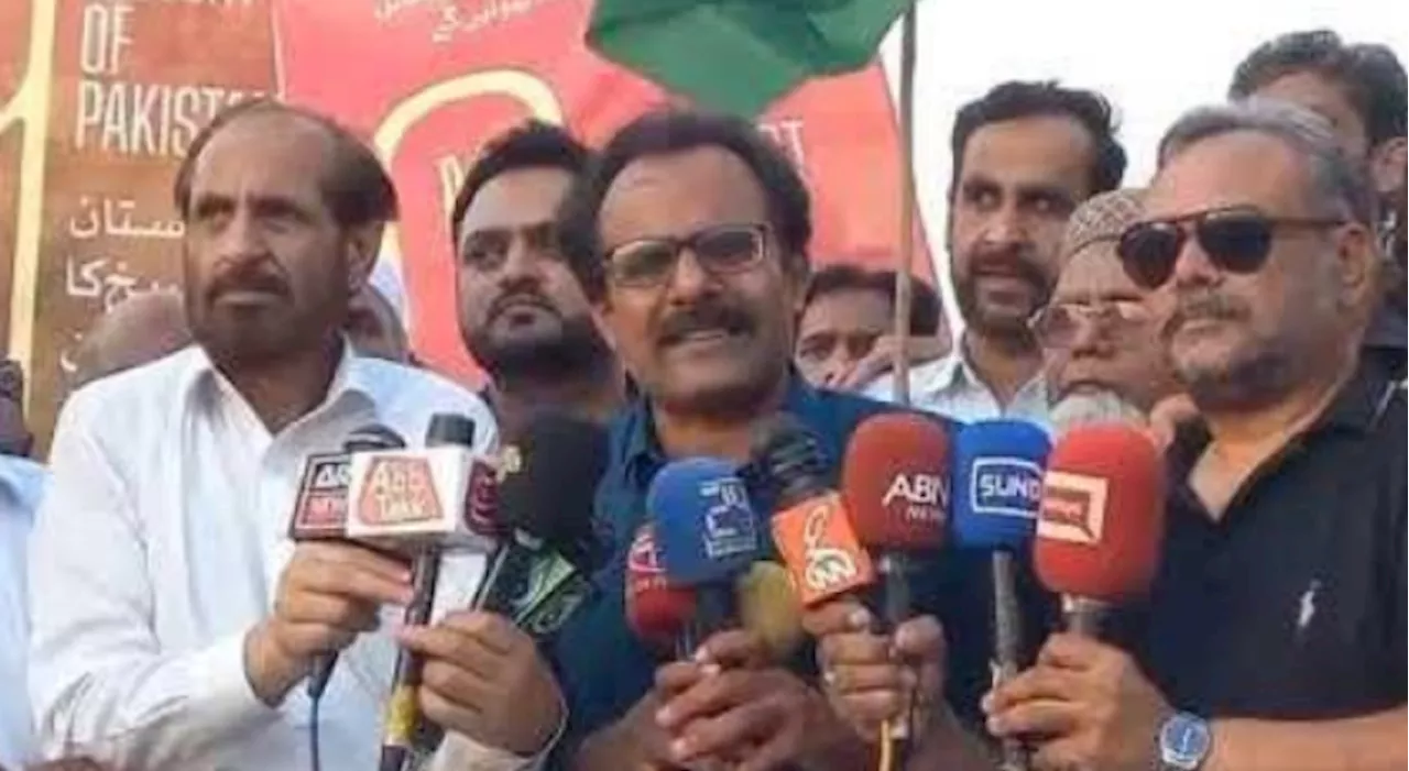 Federal govt employees protest outside Parliament House