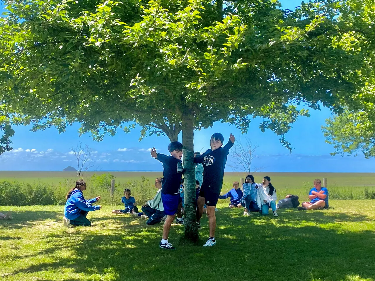 Les enfants de Sartilly-Baie-Bocage dansent dans la baie du Mont-Saint-Michel