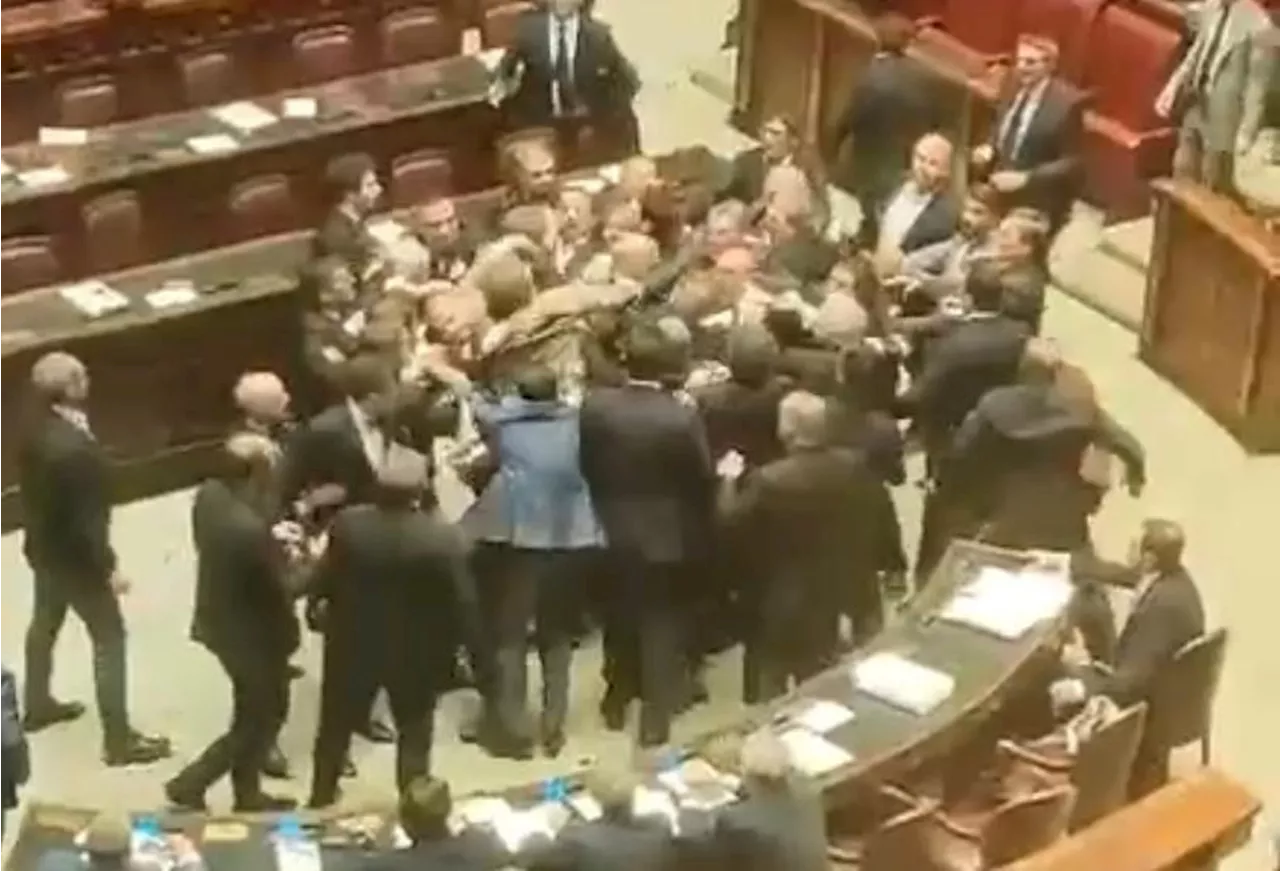 Autonomia, caos alla Camera: 'Pugni in testa a deputato M5S Donno'