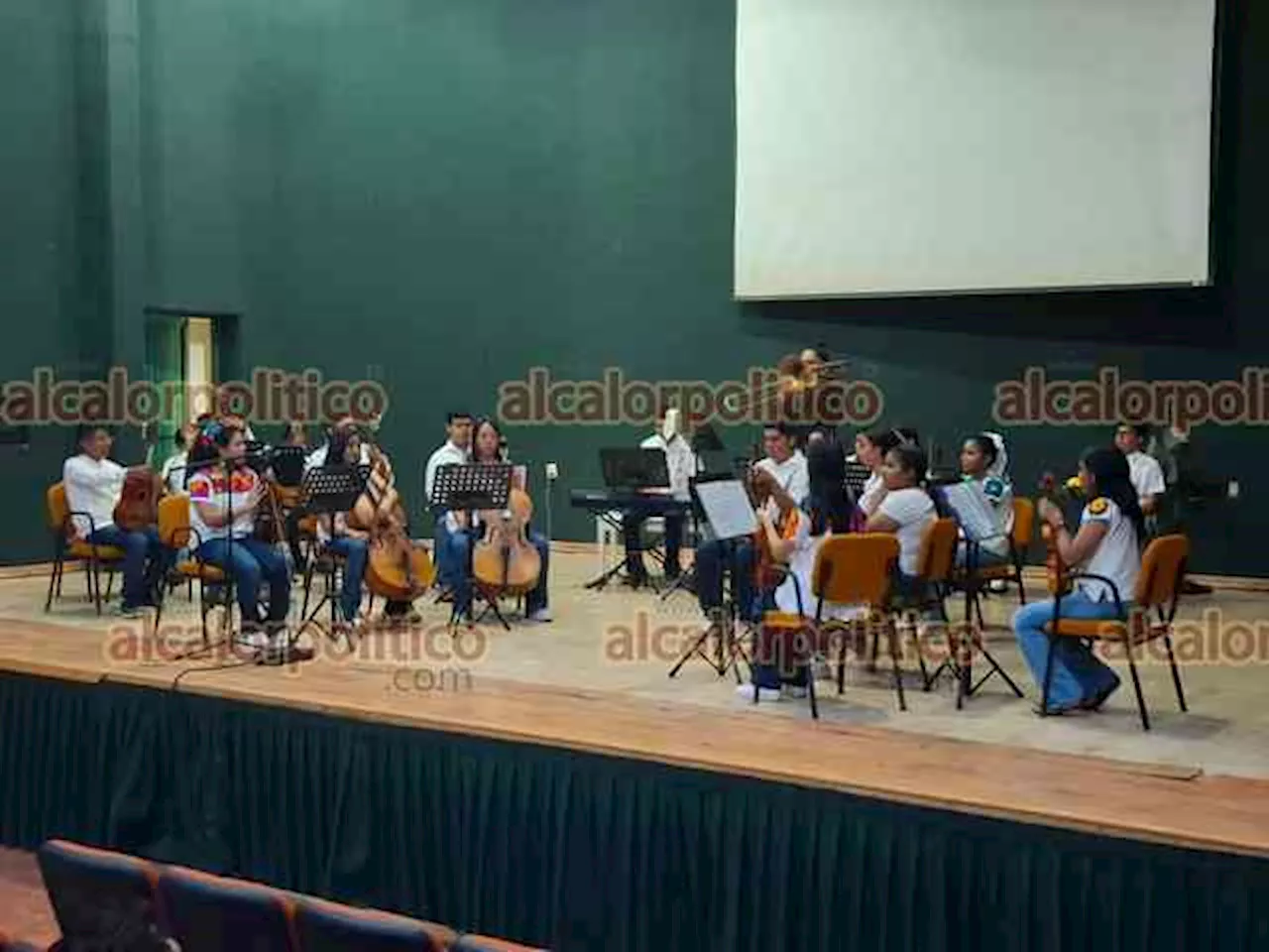 Muestra talento la Orquesta Infantil en clausura de curso, en Álamo