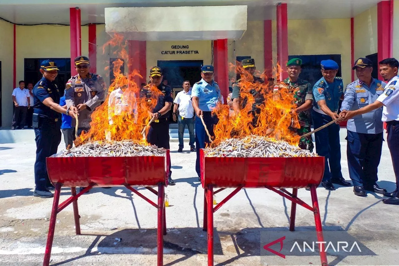 Bea cukai Kepri musnahkan ratusan ribu batang rokok ilegal di Natuna