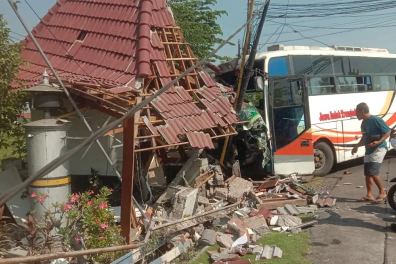 Perjalanan KA tak tergganggu seusai bus tabrak pos jaga perlintasan