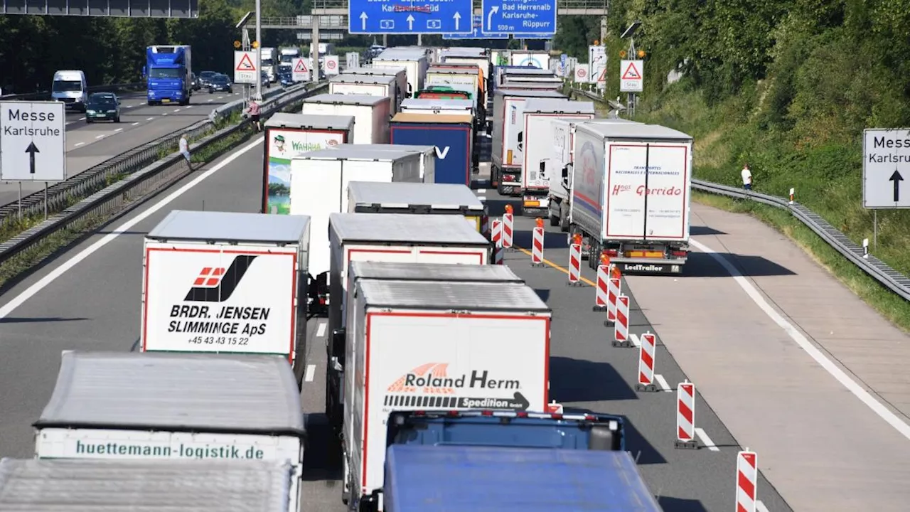 A5: Langer Stau nach Zusammenstoß von vier Lastwagen