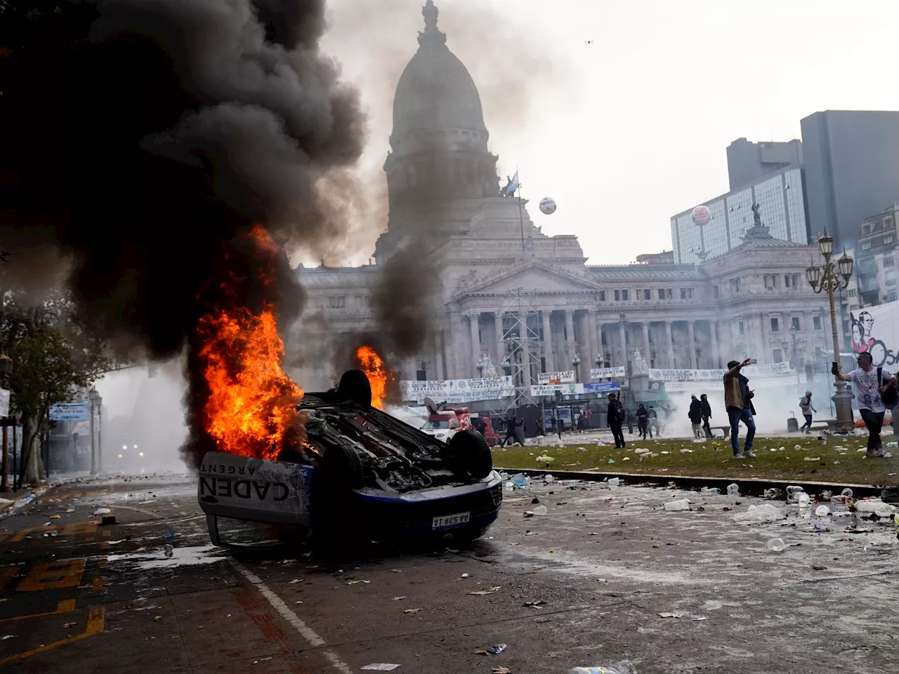 Ley Bases: así prendieron fuego los manifestantes un móvil de Cadena 3