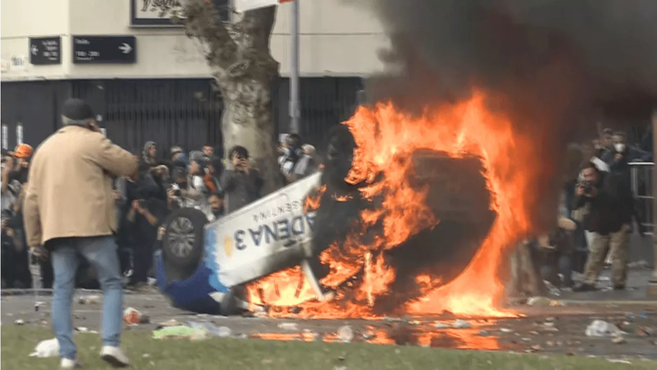 Polícia entra em confronto com manifestantes do lado de fora do Congresso da Argentina