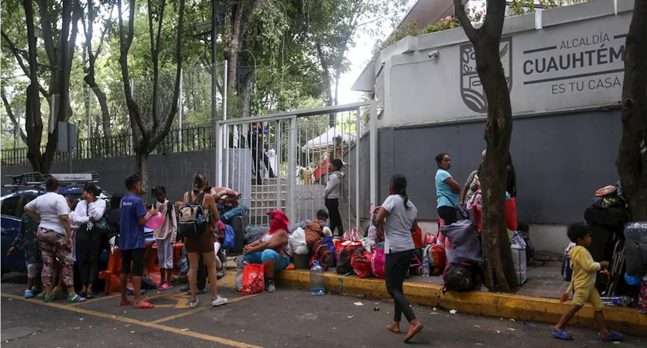 Desalojados de Plaza Giordano Bruno enfrentan hacinamiento y dificultades en Casa del Migrante