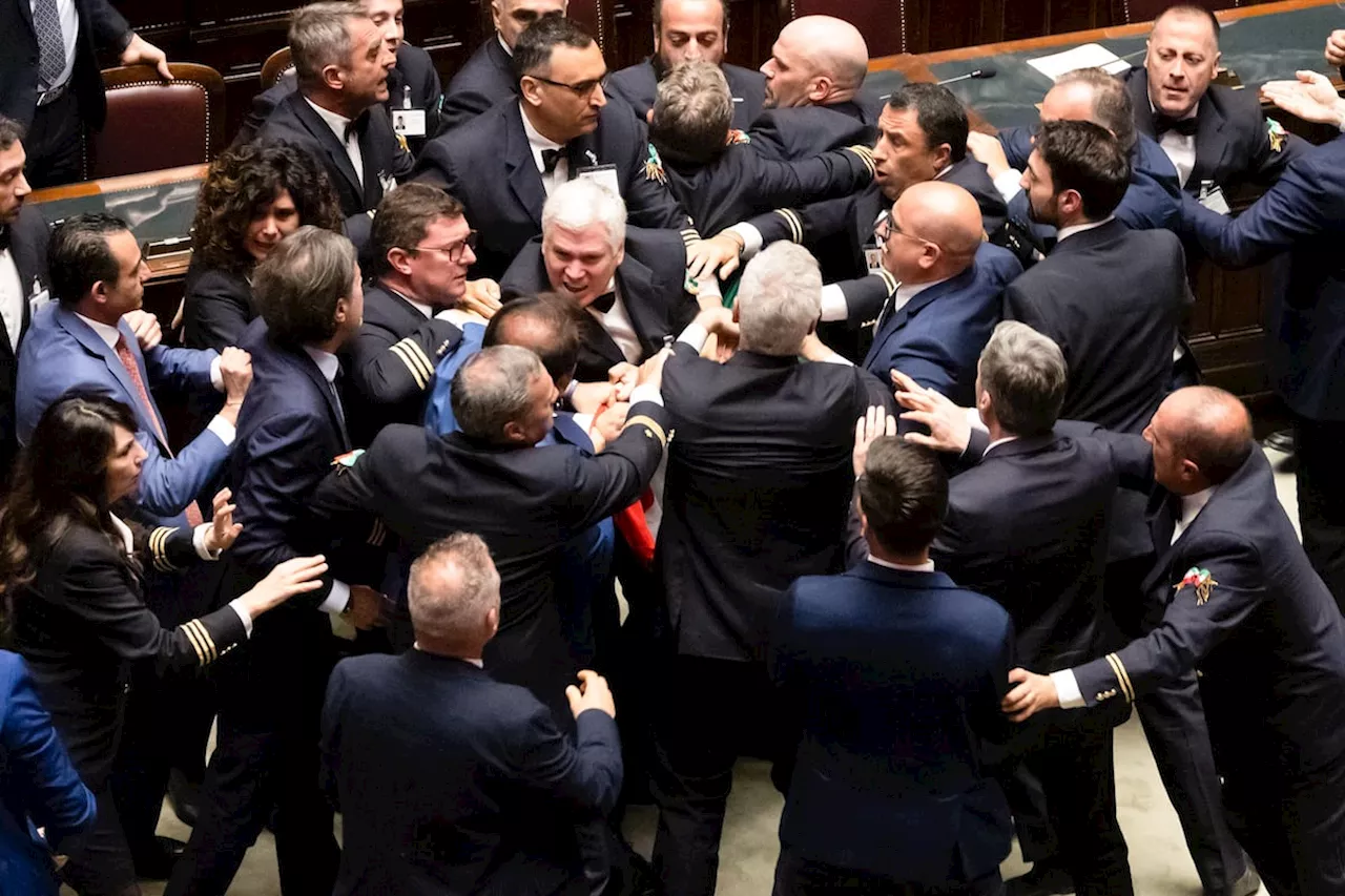 Tumulto en el Parlamento italiano: un diputado de la Liga golpea en la cabeza a otro del M5S