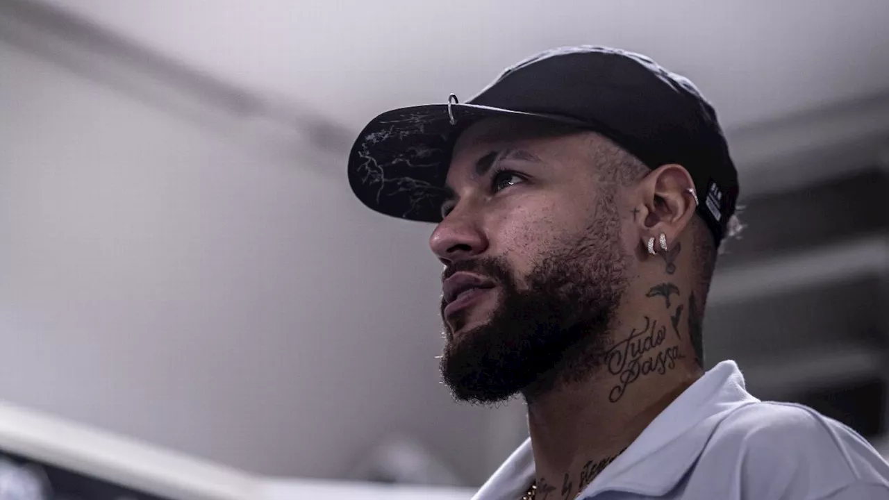 Neymar veste camisa do Santos após causar alvoroço com uniforme do Flamengo