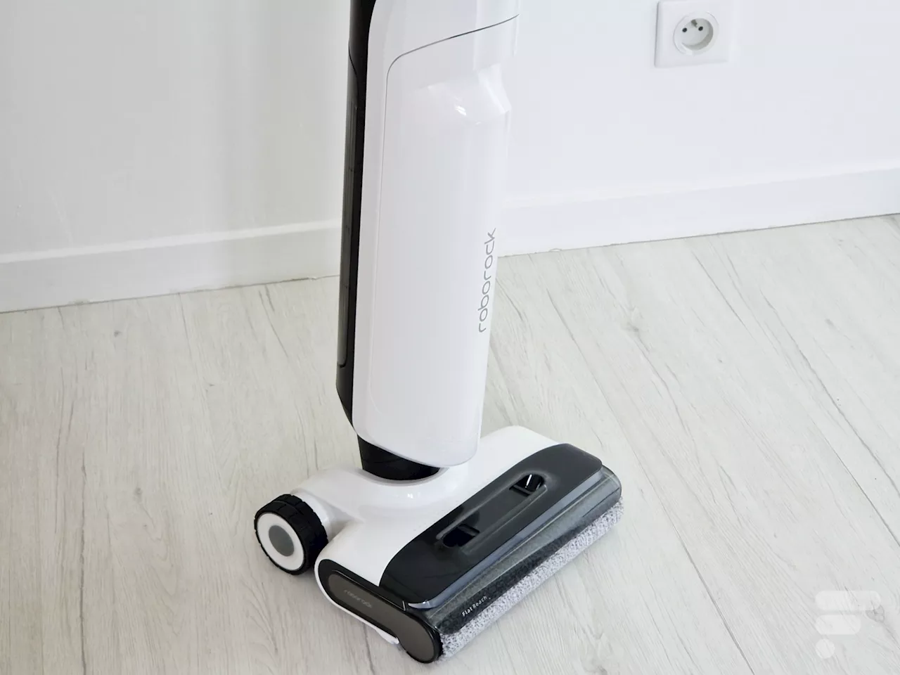 Test du Roborock Flexi Pro : l’aspirateur-laveur qui se plie pour nettoyer sous les meubles