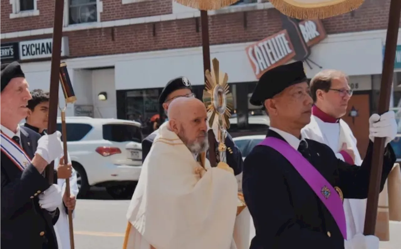 Nearly 5,000 brave heat for largest Eucharistic procession in Denver history