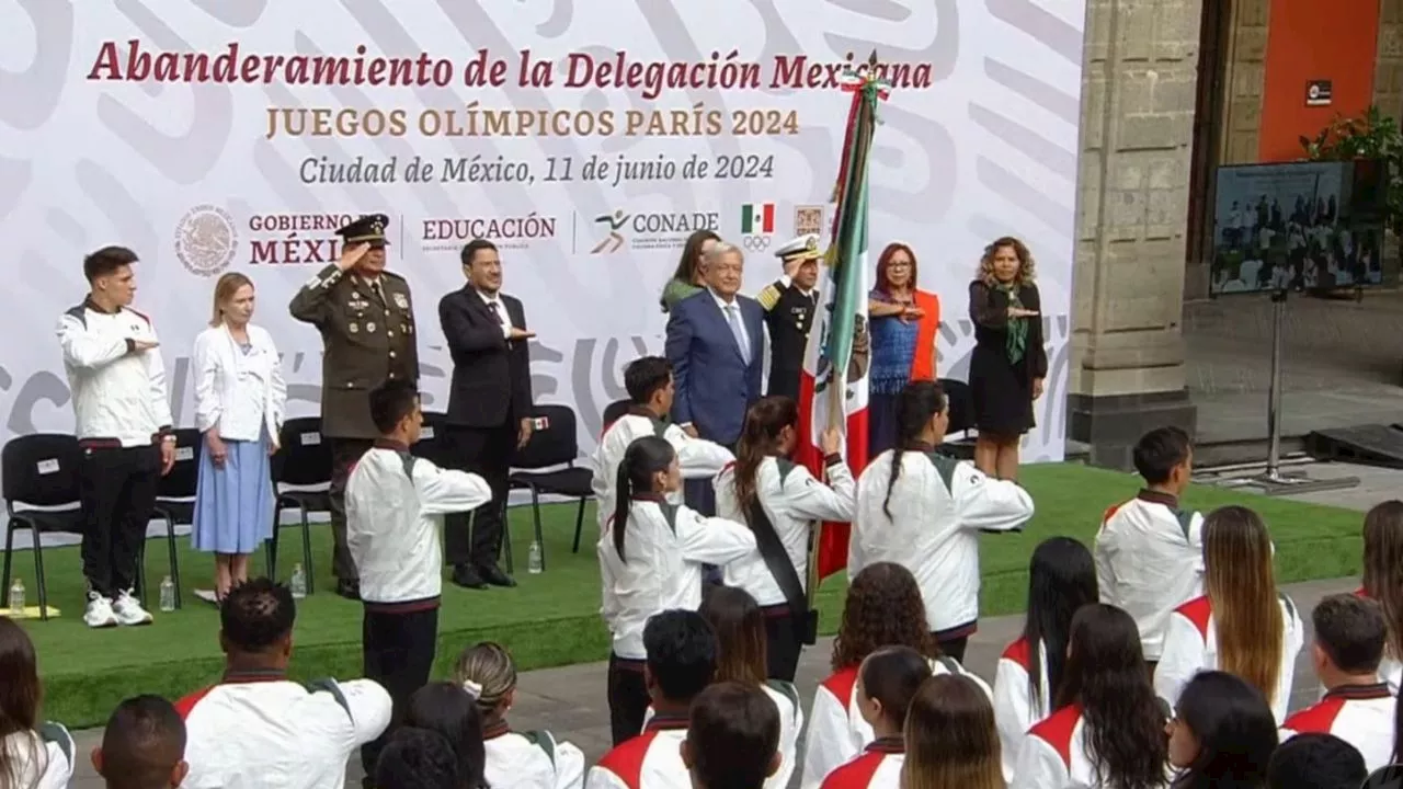 París 2024: Así fueron abanderados los atletas Alejandra Orozco y Emilio Hernandez en palacio nacional