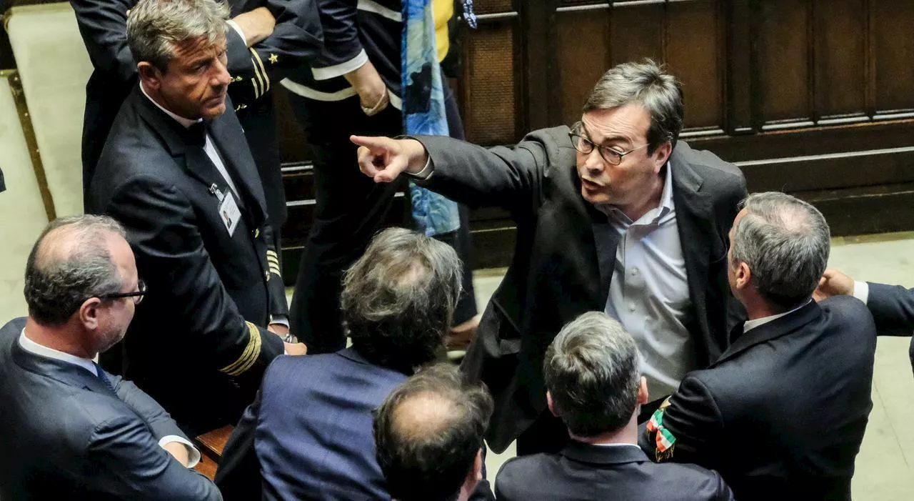 Caos alla Camera, la strategia della rissa: è già clima referendum. Cosa sta succedendo