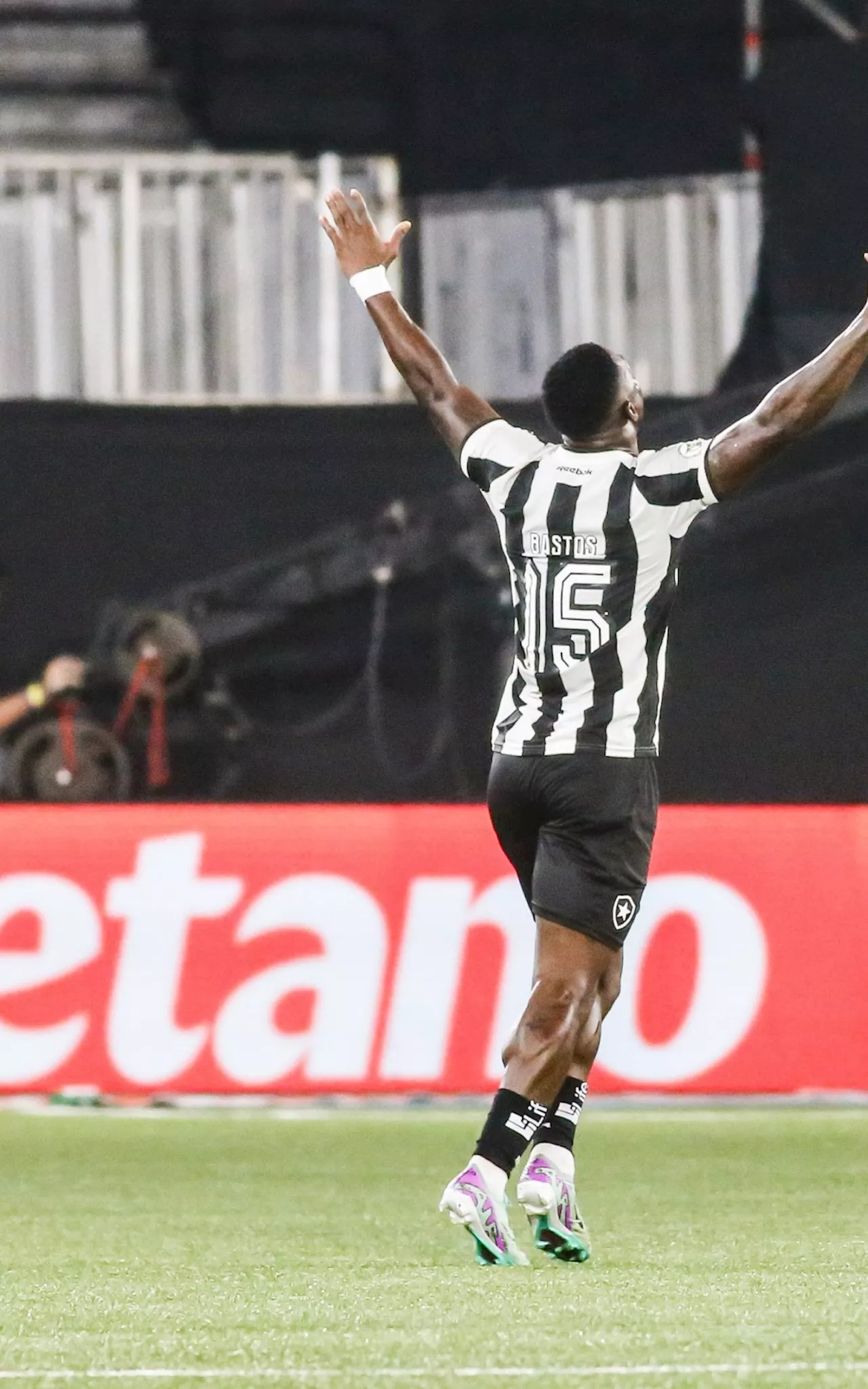 Decisivo, Bastos divide méritos por vitória do Botafogo: 'Trabalhamos muito'