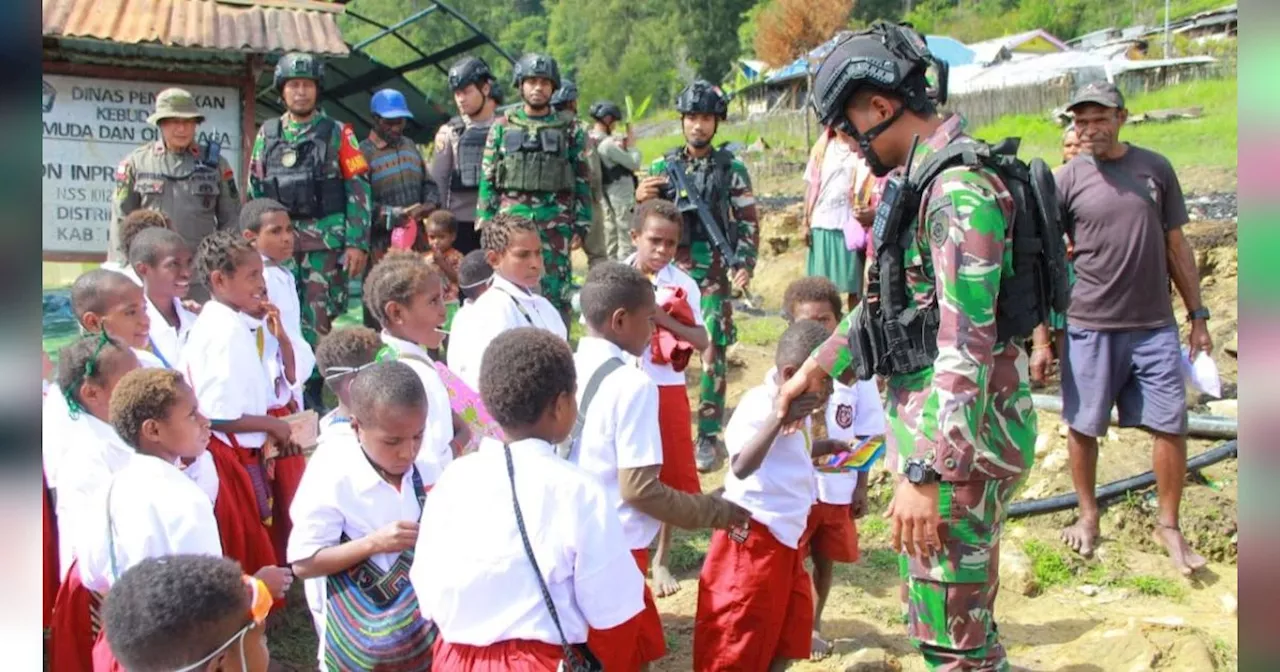 Aksi Anggota TNI Bikin Anak Papua Girang, Padahal Sebelumnya Kampungnya Dihancurkan OPM