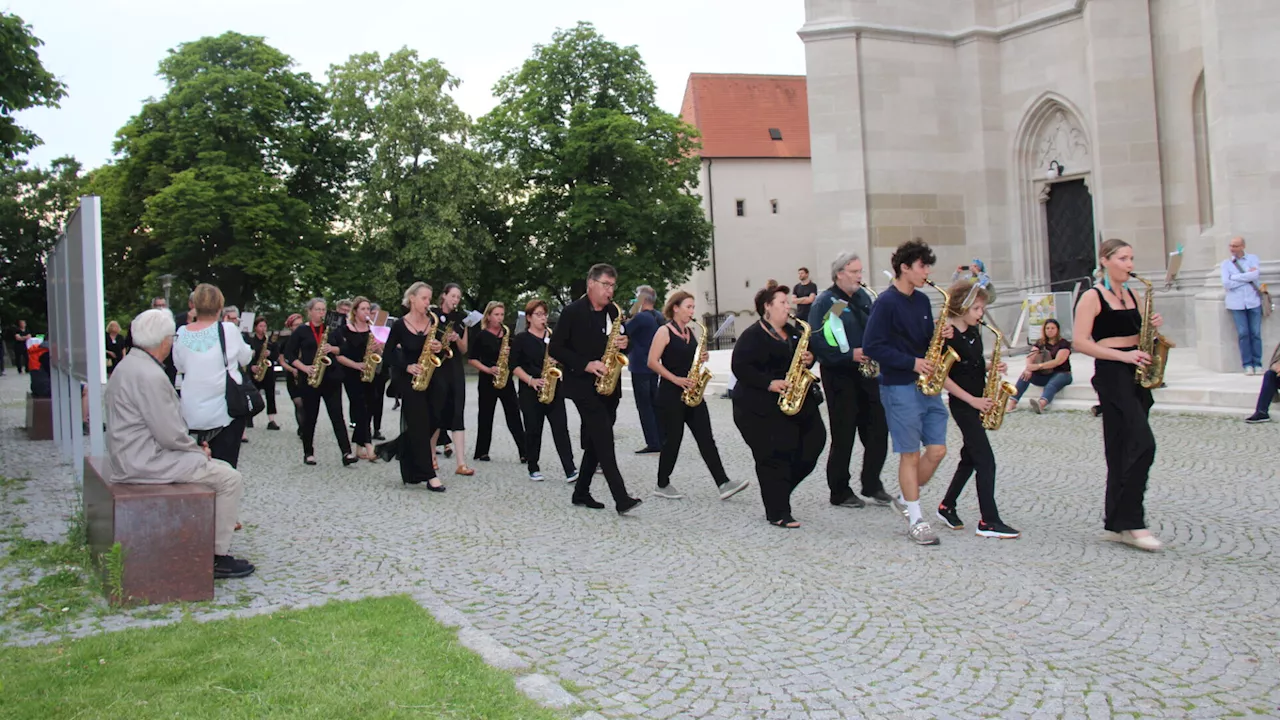 111 Saxophone am Stiftsplatz in Klosterneuburg