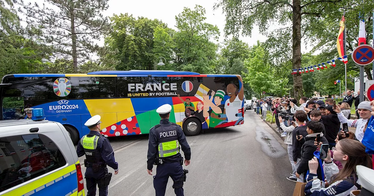 Frankreichs Stars huschen in Paderborn an den Fans vorbei