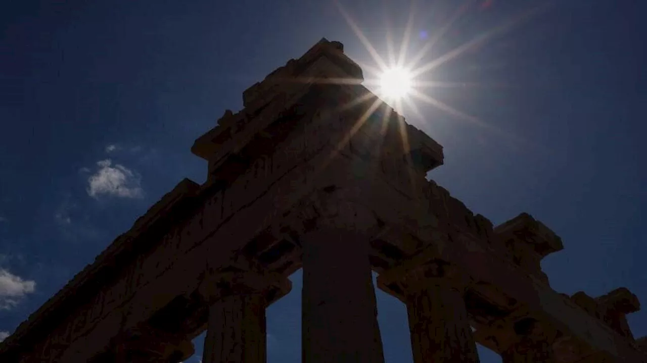 La Grèce vit sa première canicule de l’année, l’Acropole d’Athènes partiellement fermée