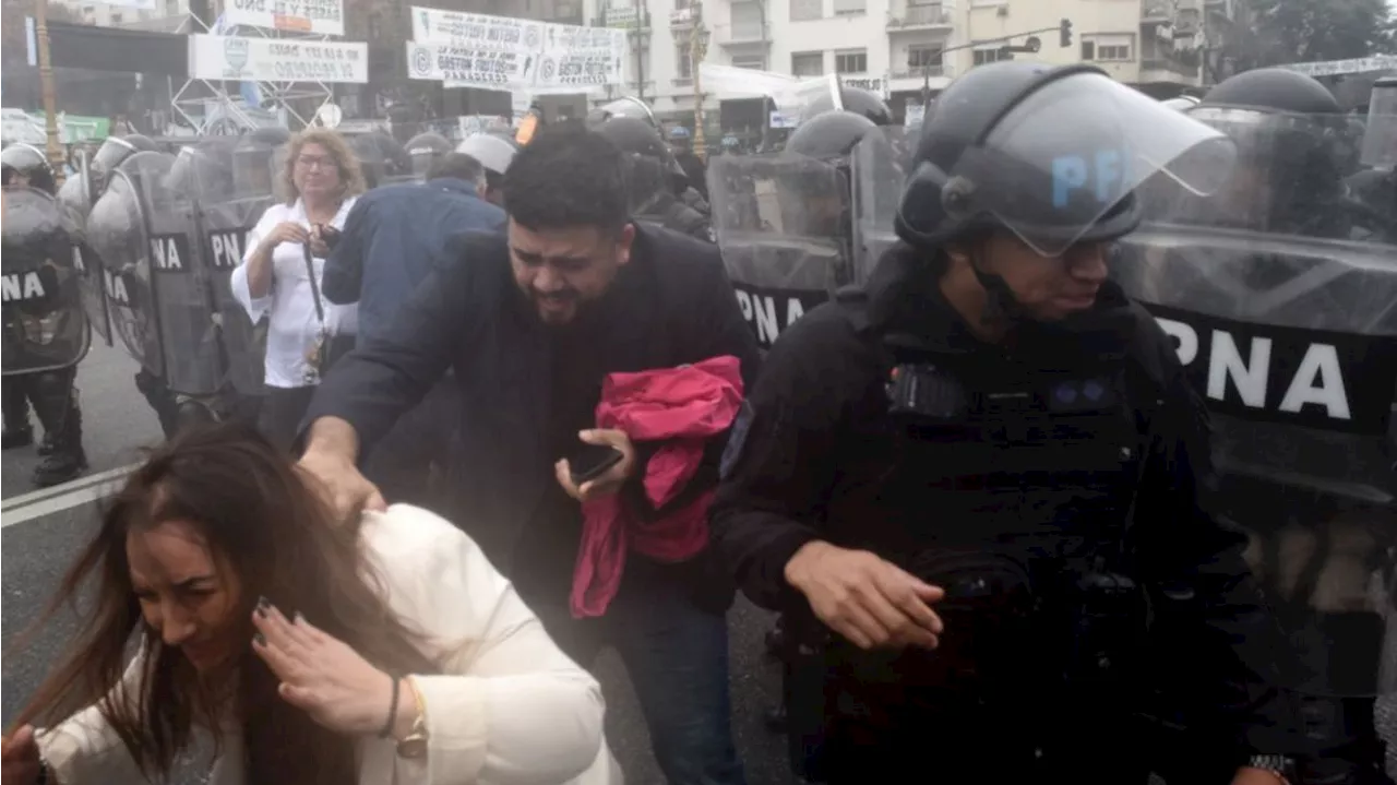 Incidentes en el Congreso: la Policía desalojó a los manifestantes y los diputados de UP sufrieron...